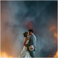 Тази сватбена фотосесия на фона на адски пожар ще ви спре дъха